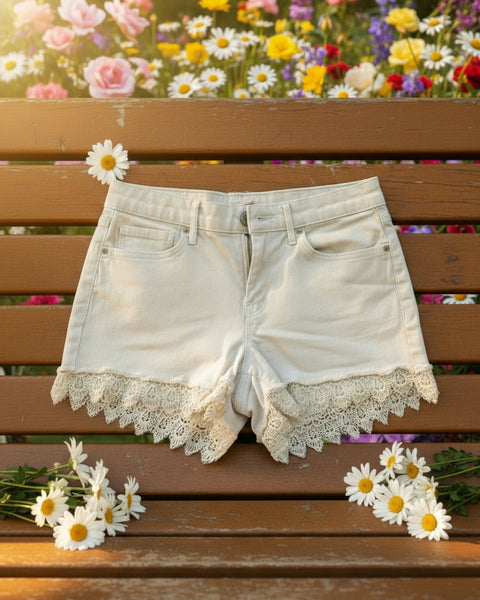 "KC" Jessica Simpson White Lace Trimmed Shorts: 27