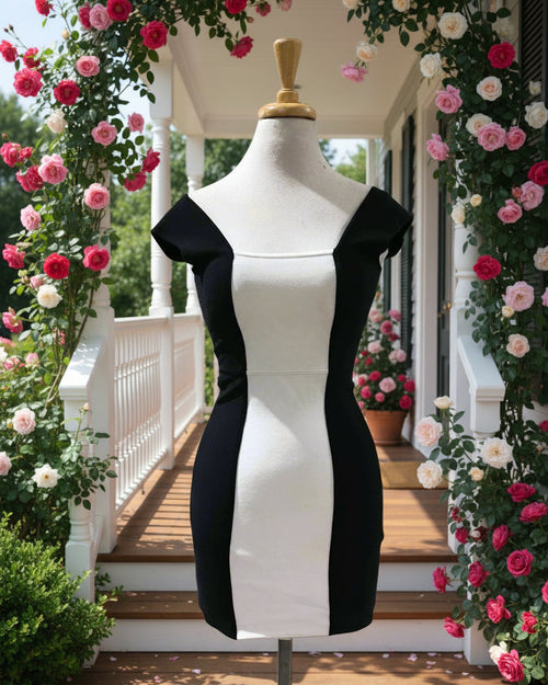 "KC" Black And White Square Neck Sleevelss Dress: Small