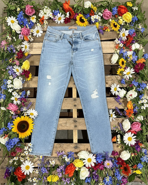 "KC" 7 FOR ALL MANKIND Button Fly Distressed Jeans: 26